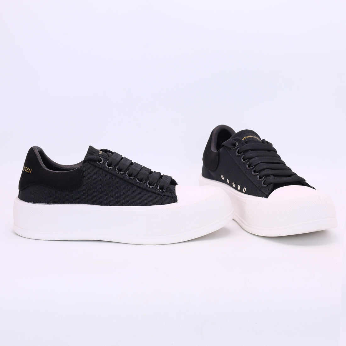 M011773 canvas shoes