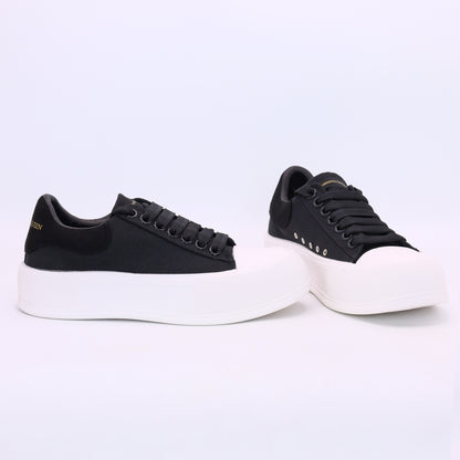 M011773 canvas shoes