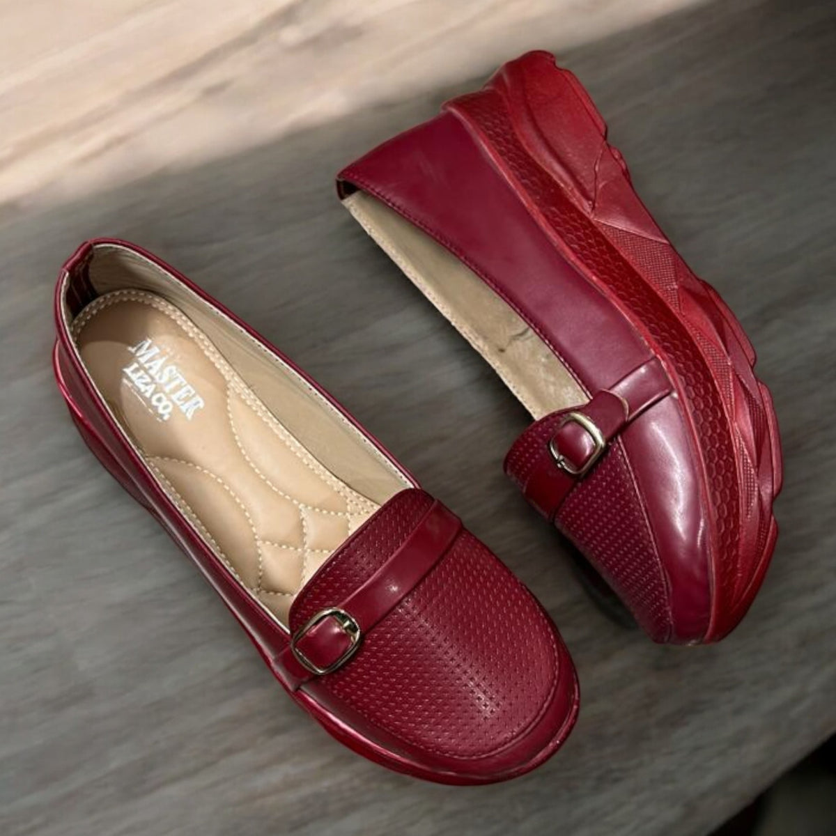 Maroon wedge pump