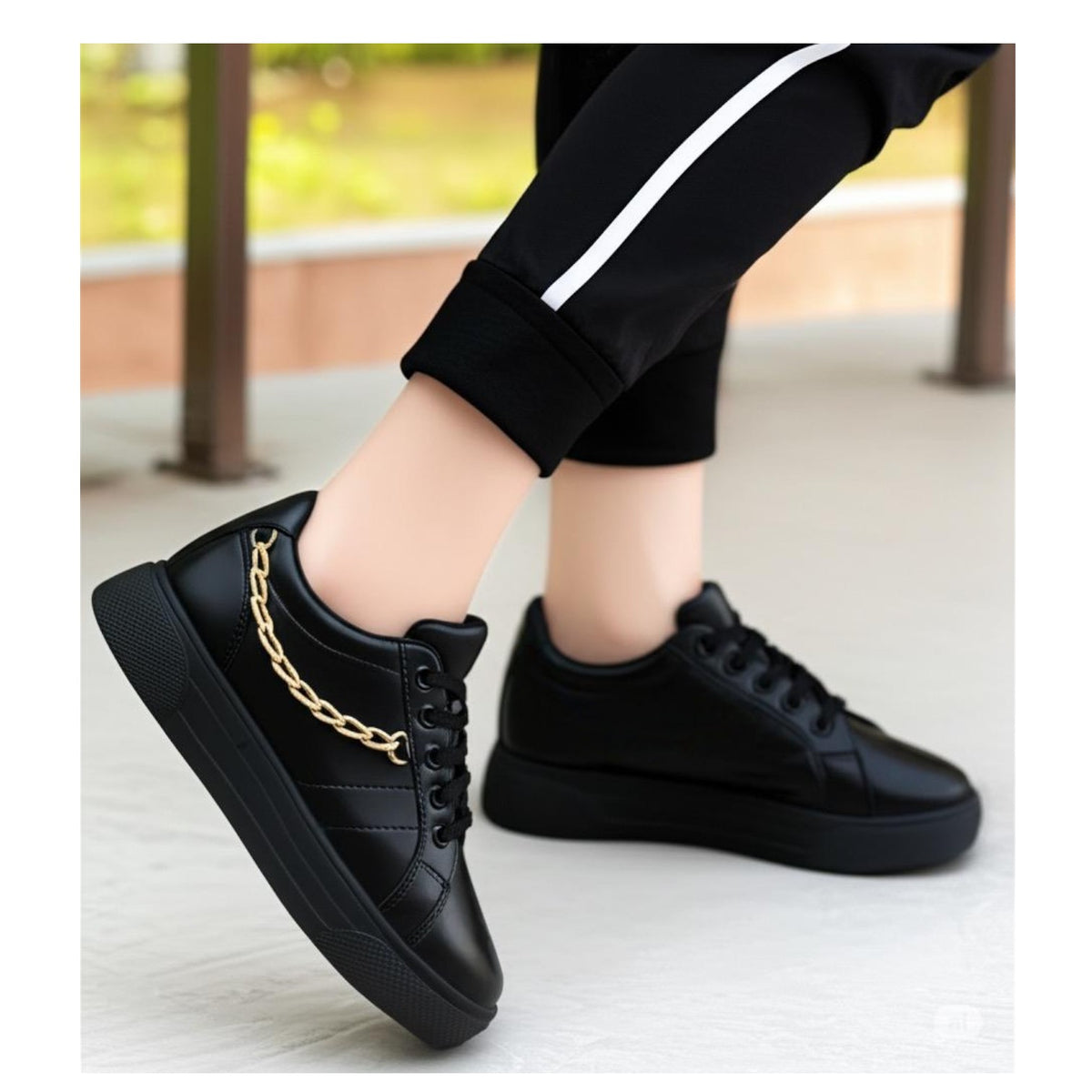 D03 chain sneaker