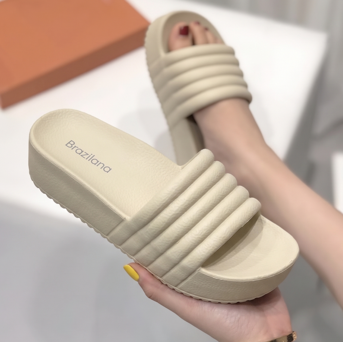 M011540 comfy slipper